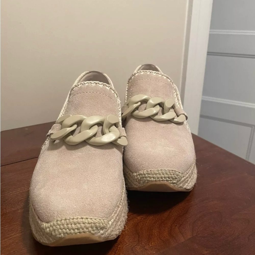 NWT DOLCE VITA JHENEE DUNE TAN SUEDE ESPADRILLE STYLE LOAFER WITH CHAIN DETAIL